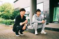 星野源＆綾野剛、真顔で涼む休憩2ショットに「2人とも可愛い」と反響