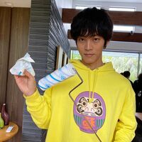 「妖精さん発見です」松坂桃李＆井浦新の“遠近法ショット”にファン称賛