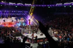 避けるんかーい！ ベテランレスラーが高さ6メートルから決死のテーブルダイブ→まさかの結末に観客騒然「おじさん無理すんな」