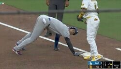 一体、何が起きた？ 大谷翔平、牽制された直後に“まさかの光景”「何してんだよw」予想外のリアクションが話題に「面白すぎる」