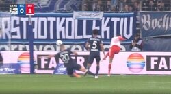 「もはや暴力」「怖っ…！」時速100キロ超えの“爆速弾丸シュート”が炸裂した瞬間　GKの手が届かない神コースに叩き込む！バイエルンの神童が強烈すぎる一撃