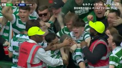 前田大然、爆速ランニングからの折り返しでオウンゴール誘発→ファンにもみくちゃにされ味方からは頭にキス→喜びすぎてイエローカードを受けたまさかの瞬間