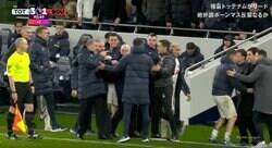 ベンチで場外乱闘が勃発！「日本ではこんなの見たことなかった」 勘違いから一触即発？ 両軍の選手やスタッフが大揉め→イエローカードが乱れ飛ぶ　冷静沈着なポステコグルー監督もブチギレ