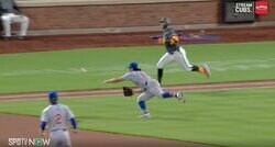 超ファインプレー！カブス・今永昇太が飛んだ…！？ ヤバすぎるダイビング“グラブトス”に球場騒然 「フィールディングも凄いな」「愛されるの分かるわ」