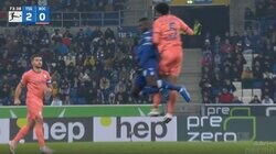 「血が出てる！」「これは痛すぎる…」強烈ヘッドバッド一発でまぶた裂傷→後頭部強打して吹っ飛ばされた瞬間　激しすぎる空中戦で起きた超危険プレー