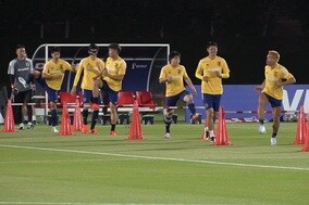 日本代表がワールドカップへ練習開始！　長友は鮮やか金髪、谷口はフェイスガード姿でピッチに