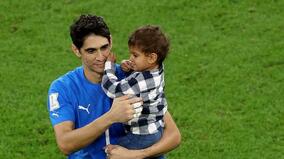 モロッコ代表の守護神ブヌの息子、インタビューで「マイクを食う」場面がカワイイ