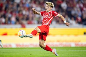 「泥臭い良いゴール！」堂安律の右CK「決勝ゴール」でフライブルクが首位浮上！ 左足での押し込み弾で今季2点目を奪う！