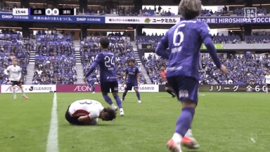 「明らかに不必要」浦和MF、広島MFと接触して絶叫…「後ろ足が膝に入ってる」「イエロー相当」まさかのノーファウル判定でSNS騒然