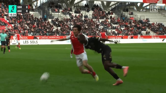 「フィジカル強っ！」中村敬斗、大型DFにデュエル勝利→急加速ドリブルでイエロー誘発「体の入れ方うまい」ファン称賛 4枚目