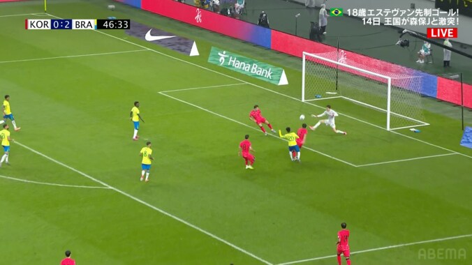 「何やってんだよ…」韓国代表DFの“衝撃ミス”に騒然！「本当にバイエルンの選手？」ドタバタ対応でブラジル新星にゴールを許した一部始終 4枚目