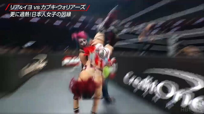 「やっちまった」「首大丈夫」日本人女子スーパースター、頭から場外に落下 あわやの場面にファンひやり 3枚目