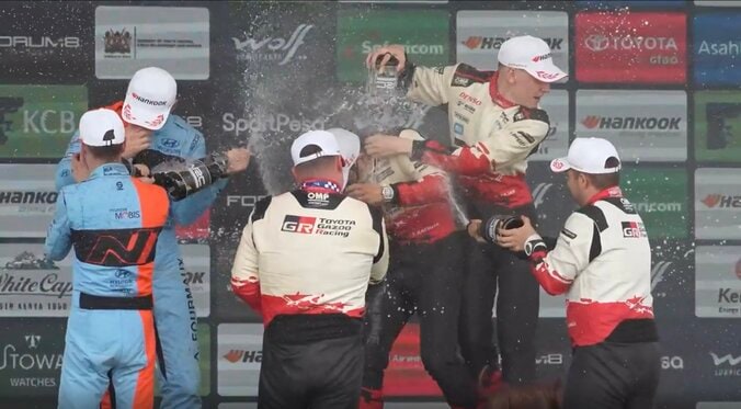 日本人34年ぶり快挙“運命の一日” ライバルとの粋な光景…掲げた日の丸「想いが込み上げてきた」初めての景色 4枚目