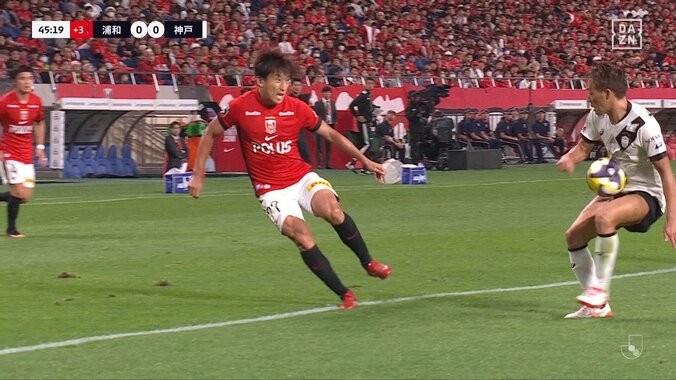 「PKでしょ！」浦和陣営は抗議も“ノーハンド”判定でファンの不満爆発「さっきは取ったのに」 5枚目