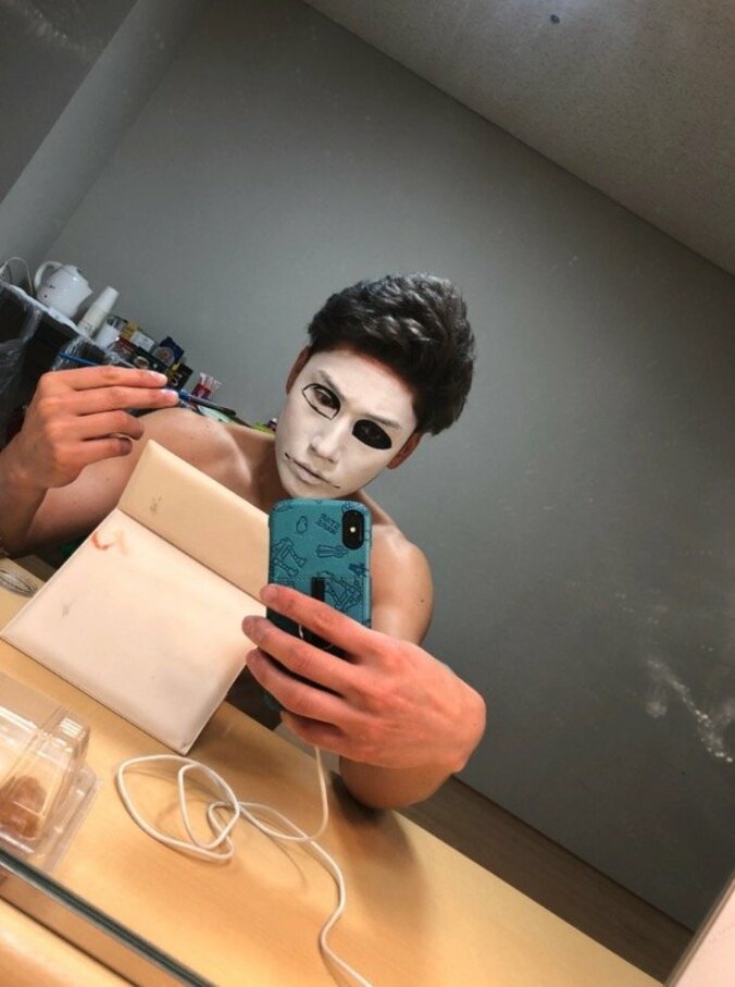 金爆・樽美酒研二、メイク途中のレアショットに絶賛の声「イケメンだわ～」 1枚目