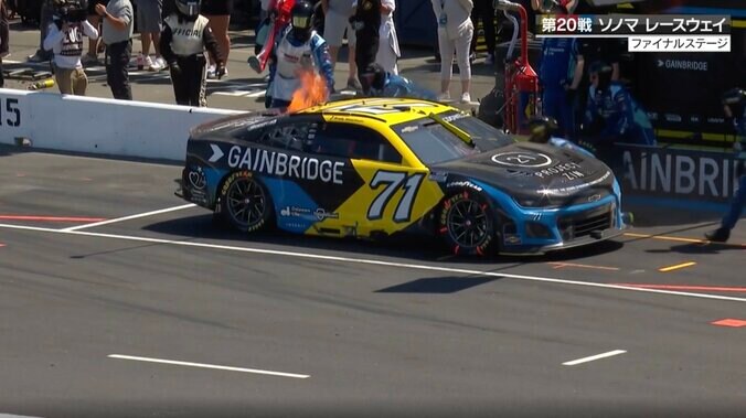 【写真・画像】「よく避けましたね！」横滑りするマシンを総勢30台超の車列が神回避 「この密集の中で…」放送席脱帽　1枚目