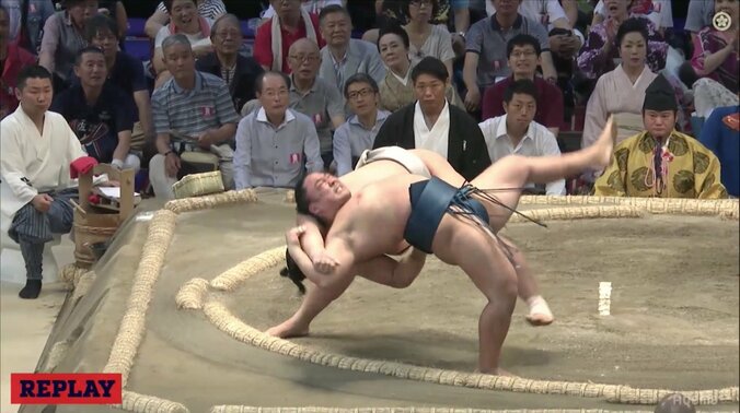 小兵・石浦、逆転の居反りは惜しくも不発　館内は粘りに大歓声 1枚目