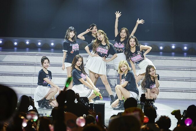 TWICEが東京公演で再び紅白のステージに　大人気TTポーズも披露 3枚目