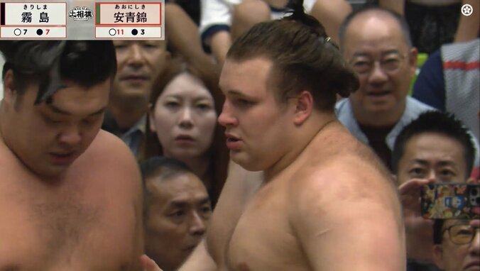 両大関が“直に触れ合って”讃えあう姿と「うなづき」