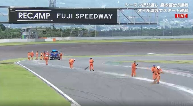 大荒れ日本最速レース、中断中に異例の光景 「メートル単位でお金が…」レース中継では“滅多に見ない一コマ”話題に 4枚目