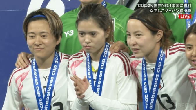 【写真・画像】最高級！ 長谷川唯、“ベッカム風フリーキック”で世界女王アメリカ圧倒「美しい」「惚れ惚れする」「あの身体でこのパワーは…」決勝弾の“実質アシスト”で13年ぶり快挙演出　1枚目