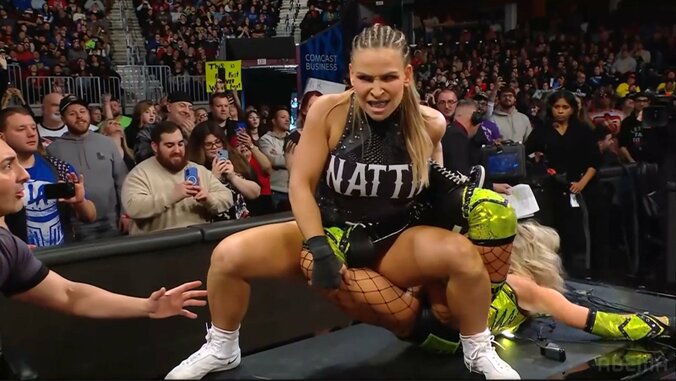 元チアの女子レスラー、試合後の執拗な暴行に号泣 「泣いてる」「何がしたいんだ」ファン困惑 5枚目