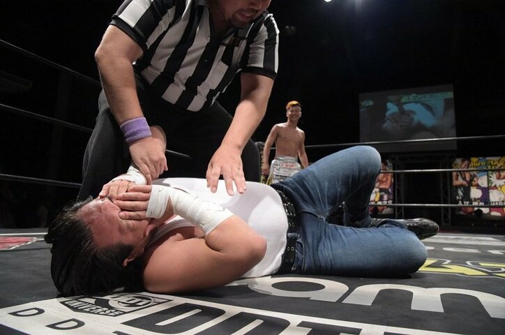 那須川天心、本気のケツキック炸裂！「DDTのベルト欲しい」発言も　須田亜香里vs那須川天心でドームを狙う？