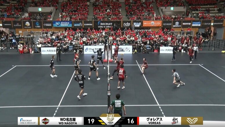 男子バレーで驚異的な背面ショット！ スーパーエースが見せた衝撃プレーに「惚れるわこんなん」ファンも大興奮