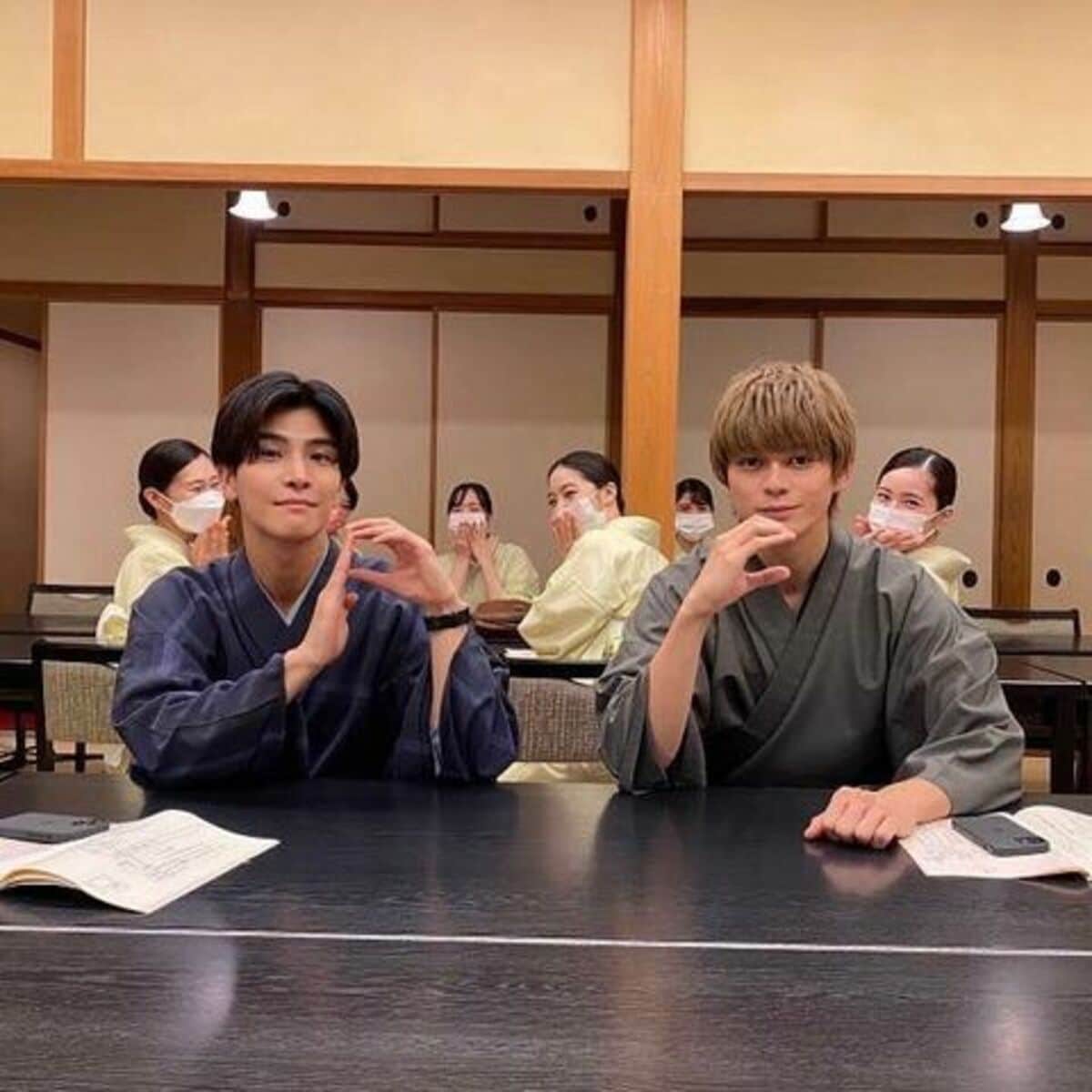 和服姿の眞栄田郷敦＆岩田剛典、“プロミス・シンデレラ”ポーズを披露し