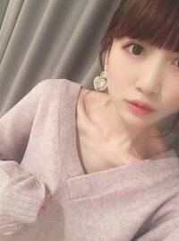 あいのり・桃、デコルテが美しいVネックニットコーデを披露