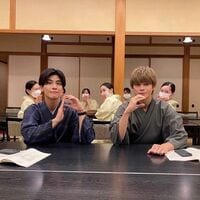 和服姿の眞栄田郷敦＆岩田剛典、“プロミス・シンデレラ”ポーズを披露し「本当の兄弟みたい」「PC大好き！」の声