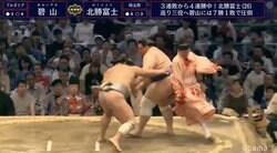 巨体をかわす行司ひらり　54歳・木村晃之助が抜群の身のこなし　視聴者大絶賛「よく避けた！」