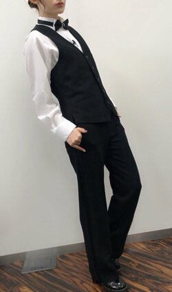 声優・小松未可子、「声優と夜あそび」の男装オフショットに「イケメンすぎる」と絶賛の嵐