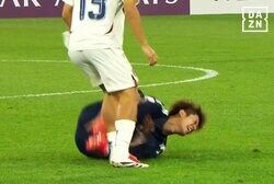 「何するんだ！」日本代表10番が“足首グニャリ”の悪質な踏みつけ被害…ファン激怒「ガッツリすぎやろ」「怪我させんなよ」大関友翔を襲った戦慄の瞬間【U20アジアカップ】