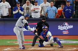 球場騒然！大谷翔平、軽く振って“まさかの光景”「エグすぎる」“変態弾”に混乱… とんでもない大飛球に敵地ドン引き