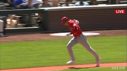 大谷翔平、ヒットで出塁も足引きずる痛々しい走塁 試合中に足を踏まれるアクシデント「いや足めっちゃ痛そう」「休んでほしいけど…」
