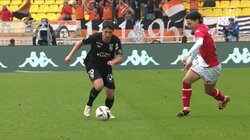 「体がついていけてない」南野拓実、アフター気味のタックルで相手の足を刈り取る危険プレー！イエロー判定も審判に不満爆発の様子にダバディ氏「自分に対するフラストレーション」