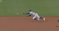 どうなってんだ！？ ド軍ベッツ、執念の“横っ飛びキャッチ”「すげえw」「飛びすぎ」捕球直前に体勢がスゴいことになる「反射神経ハンパない」