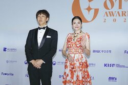 柴咲コウ、主演作『スキャンダルイブ』が国際アワード2部門ノミネート！ 釜山のレッドカーペットに鮮やかマヨリカ柄ドレスで圧倒的存在感