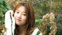 「LinQ」高木悠未が5年ぶりグラビア あどけない表情から水着姿、バスルームカットまで 『FLASH』登場