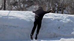 雪に飛び込んだら“カチカチ” 惨劇の決定的瞬間に「これはもう事故なんよw」爆笑相次ぐ