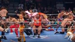 「まるでアニメ」人気日本人レスラーが“合体大回転”アタックを披露…“巨漢だらけ”カオスなリングで観客を沸かす「オモチャにされてる」
