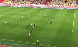 南野拓実は背中に目がある？反転ノールックスルーパスが芸術的すぎる「ここ決めないと！」プレアシスト未遂の瞬間