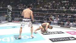 衝撃の“一撃”ぐにゃりKO 「人形のように倒れた」壮絶決着に実況絶句