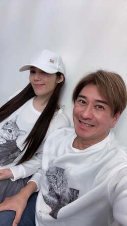  川崎麻世、ペアルックで撮影した妻との2ショットを公開「最近はあまり見ないね」 