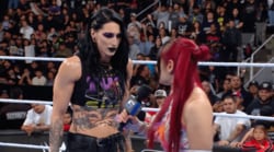 「ケガ大丈夫なのか？」手負いの人気日本人女子レスラー、痛々しい姿で登場→強行出場に“元相棒”最恐女王の様子がおかしくなる