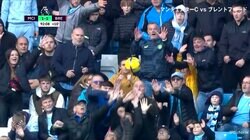 強烈な枠外シュートに勇敢なるサポーターたちが見せた“観客パンチング”　「キーパーめっちゃいる」「レシーブうまいな」とファンも大興奮の珍事