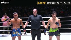 レフェリー“痛恨”のミスが「まるでコント」 3人が“キョトン”顔の珍事に視聴者騒然