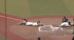 天才的ヘッドスライディング vs 完璧な中継プレー→バックホーム　劇的サヨナラ劇の裏にあった「超スーパープレー対決」 最後まで死力を尽くした攻防がスゴすぎる