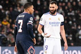 「待望の瞬間だ」エムバペとベンゼマの抱擁シーンに反響！マドリー移籍拒否後、“裏切り者”匂わせ投稿が物議。「恐れていた緊張からはほど遠い」